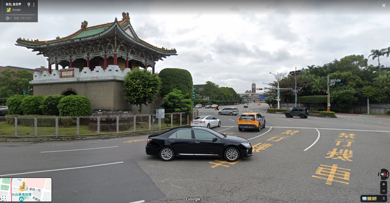 黑車這種切西瓜走法除了違規會被開罰外，更凸顯台灣圓環加裝紅綠燈的荒謬